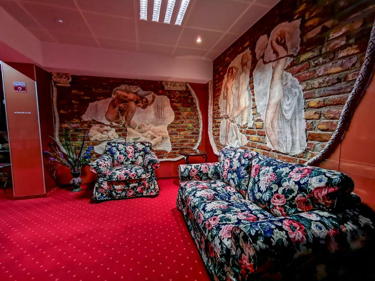 Grand Pier Boutique Luxury King And Queen Deluxe Rooms, With Free Welcome Breakfast For All Stays Up To 4 Nights Bukarest Exteriör bild