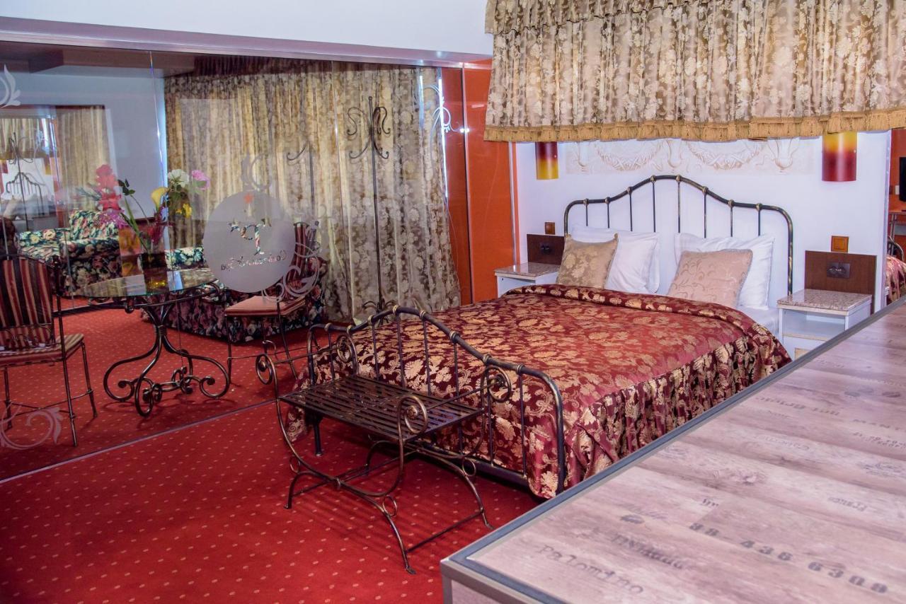 Grand Pier Boutique Luxury King And Queen Deluxe Rooms, With Free Welcome Breakfast For All Stays Up To 4 Nights Bukarest Exteriör bild